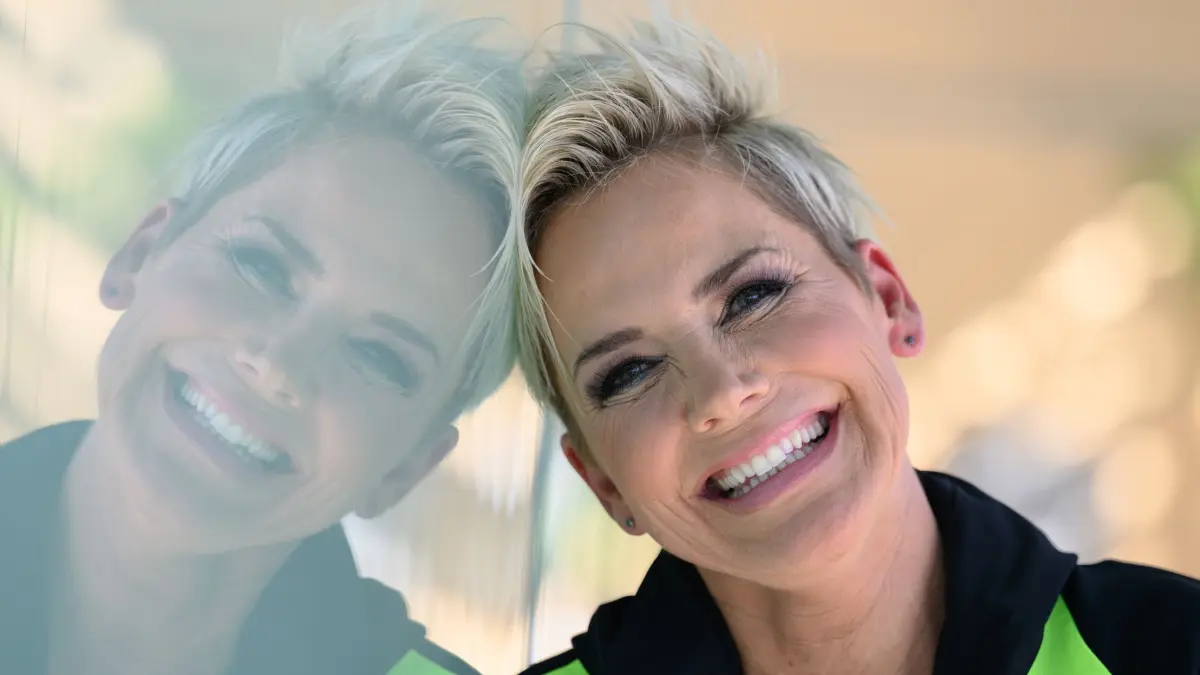 20 Jahre „Bauer sucht Frau“ haben Inka Pause jung gehalten: PRODUKTION - 28.03.2025, Sachsen, Leipzig: Die Sängerin und Fernsehmoderatorin Inka Bause lächelt bei einem Fototermin. Im April veröffentlicht Bause ihr großes Jubiläumsalbum „40 Jahre - 40 Songs“. Darin lässt die gebürtige Leipzigerin ihr turbulentes Leben im Rampenlicht Revue passieren. (zu dpa: «20 Jahre «Bauer sucht Frau» haben Inka Bause jung gehalten») Foto: Hendrik Schmidt/dpa +++ dpa-Bildfunk +++
