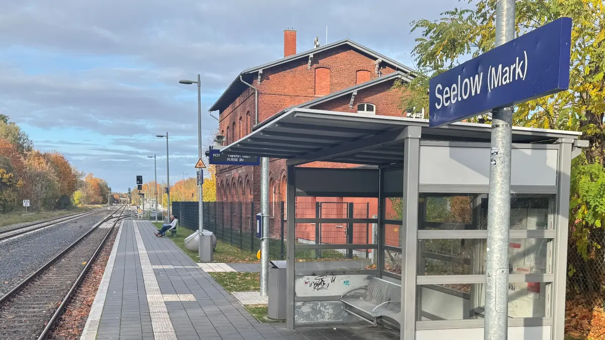 Im Bahnhof Seelow begegnen sich die Züge der RB60. Dafür musste in 150 Meter Entfernung ein weiterer Bahnsteig errichtet werden.