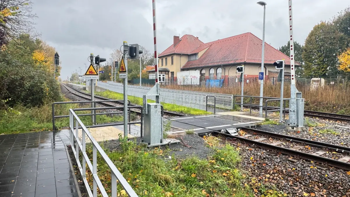 Bahnhof Neutrebbin: Um zum neuen Mittelbahnsteig zu gelangen, müssen die Fahrgäste ein Gleis überqueren, welches mit einer Schrankenanlage gesichtert ist.