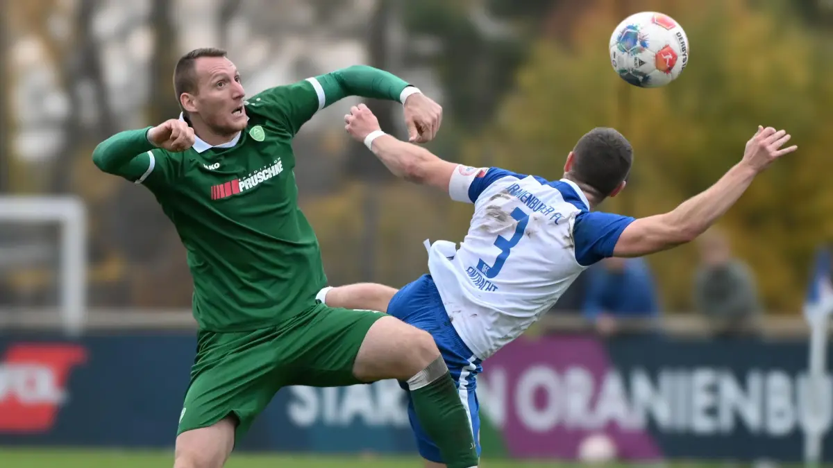 Fussball : Oranienburg ORAFOL - Arena, Fussball Brandenburgliga Punktspiel, Oranienburger FC - Grün-Weiss Ahrensfelde, Blenard Colaki gegen Randy Kretschmann r.
FOTO BENK 01.11.2025