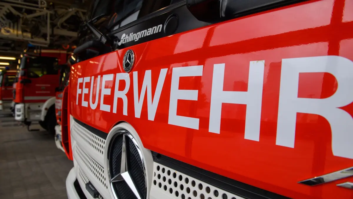 Feuerwehr Magdeburg: SYMBOLBILD - 17.07.2025, Sachsen-Anhalt, Magdeburg: Fahrzeuge der Feuerwehr stehen in der Feuerwache Nord der Berufsfeuerwehr Magdeburg in der Fahrzeughalle. (zu dpa: «50.000 Euro Schaden nach Feuer an Einfamilienhaus im Harz») Foto: Klaus-Dietmar Gabbert/dpa +++ dpa-Bildfunk +++