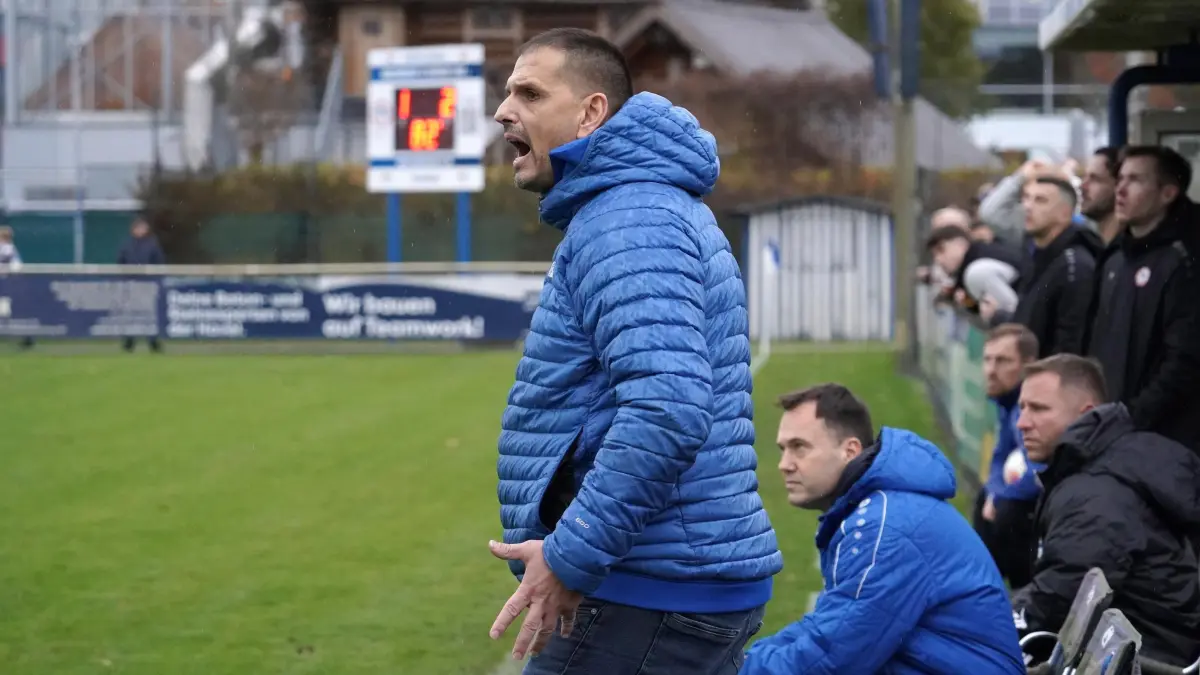 Fussball : Oranienburg ORAFOL - Arena, Fussball Brandenburgliga Punktspiel, Oranienburger FC - Grün-Weiss Ahrensfelde, Trainer Enis Djerlek
FOTO BENK 01.11.2025