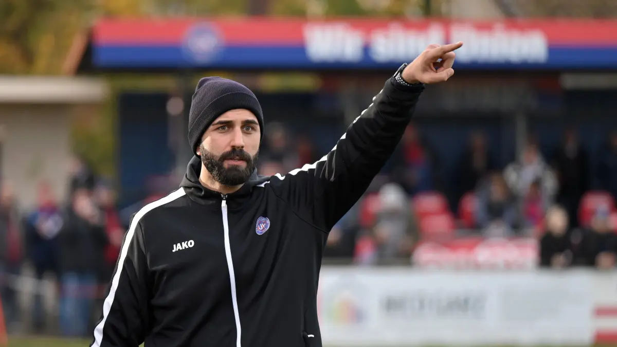 Fussball : Klosterfelde, Fussball Oberliga Nord Punktspiel, Union Klosterfelde - Croatia Berlin, die Richtung von Trainer Mesut Özcan angezeigt, ob bei den 47iger am Freitagabend der Trend beibehalten werden kann?
FOTO BENK 02.11.2025