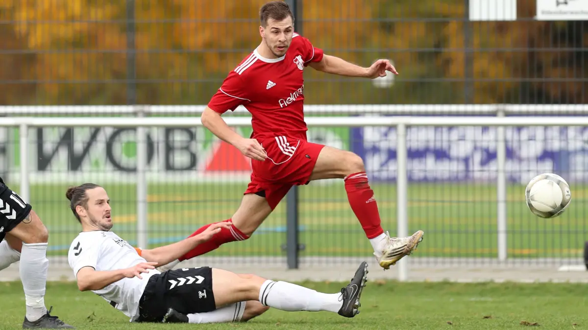 Schwedt, 01.11.25, FB LL 9. ST FC Schwedt - SV Zehdenick 5:1, Kevin Höpfner (Mitte) grätscht gegen Schwedts Szymon Wierzchowski (rechts), Robert Wiesner (links)