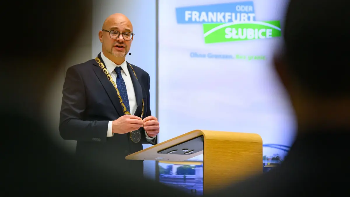 Amtseinführung des Frankfurter Oberbürgermeisters Axel Strasser: 02.11.2025, Brandenburg, Frankfurt (Oder): Axel Strasser (parteilos), Oberbürgermeister der Stadt Frankfurt (Oder), spricht nach seiner offiziellen Amtseinführung im Foyer des Rathauses zu den geladenen Gästen. Der parteilose Axel Strasser ist neuer Oberbürgermeister von Frankfurt (Oder), der viertgrößten Stadt Brandenburgs. Foto: Patrick Pleul/dpa +++ dpa-Bildfunk +++