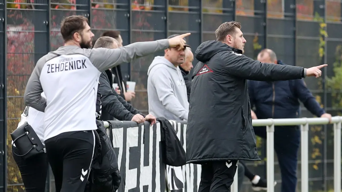 Schwedt, 01.11.25, FB LL 9. ST FC Schwedt - SV Zehdenick 5:1, SVZ-Trainer Jeffrey Maaß (rechts) und xxxx