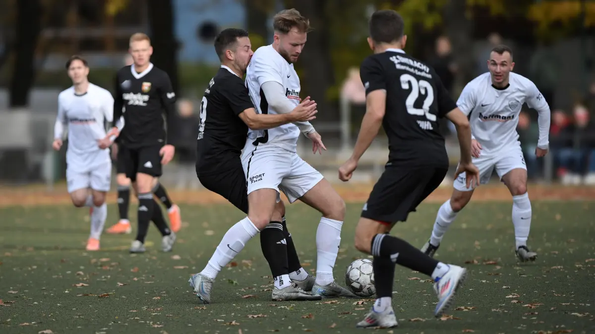 Fussball : Bernau bei Berlin, Fussball Brandenburgliga, Einheit Bernau - Eintracht Miersdorf/Zeuthen, Artur Saiftudinov mitte vor Tristan Poerschke v.l. weiter Maik Gragert r.
FOTO BENK 01.11.2025