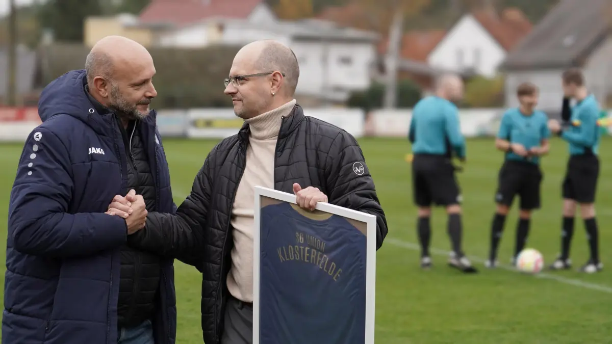Fussball : Klosterfelde, Fussball Oberliga Nord Punktspiel, Union Klosterfelde - Croatia Berlin, ehemaliger Co. Trainer Oliver Schirrmacher vor dem Spiel vom sportlichen Leiter Jan Meißner verabschiedet
FOTO BENK 02.11.2025