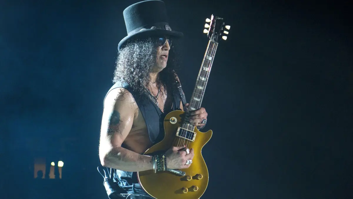 Gitarrenvirtuose Slash kommt mit Blueskonzert ins Kino: ARCHIV - 24.11.2017, USA, Inglewood: Gitarrist Slash gibt mit seiner Band Guns N' Roses bei einem Konzert am 25.11.2017 in Inglewood in Kalifornien (USA) während der «Not In This Lifetime»-Tournee. Am 6. November ist die Gitarrenikone mit einem Solokonzert in deutschen Kinos zu sehen. (zu dpa: «Gitarrenikone Slash mit Blueskonzert für einen Tag im Kino») Foto: Kc Alfred/Zuma Press/dpa +++ dpa-Bildfunk +++
