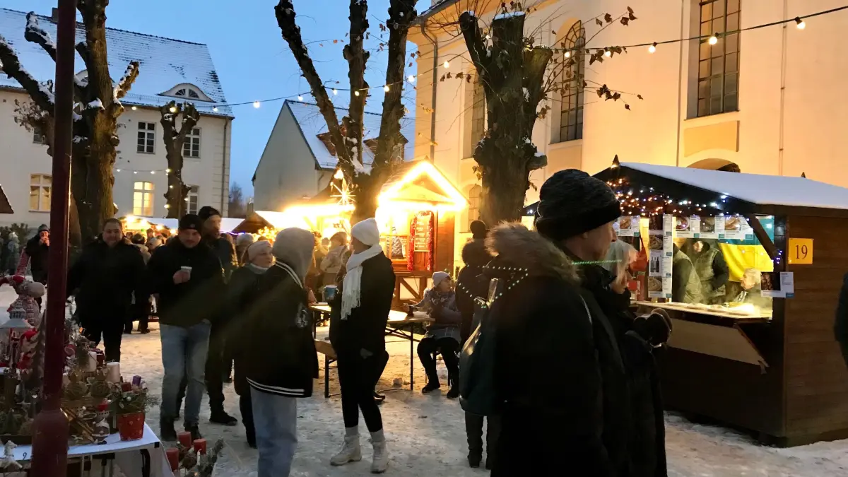Müllrose. Müllroser Weihnachtszauber. Budenzauber an der Kirche. 02.12.2023 Foto: Frank Groneberg