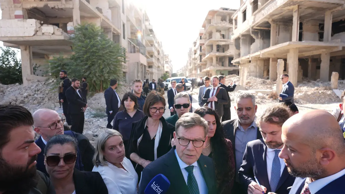 Bundesregierung nach Wadephuls Syrer-Äußerung: Kein Dissens: ARCHIV - 30.10.2025, Syrien, Harasta: Johann Wadephul (M, CDU), Bundesminister des Auswärtigen, steht während seines Besuchs eines humanitären Projekts mit Raed Saleh (r), Minister für Katastrophenschutz in Syrien, vor in einer Straße mit während des Bürgerkriegs zerbombten Häusern. (zu dpa: «Bundesregierung nach Wadephuls Syrer-Äußerung: Kein Dissens») Foto: Marcus Brandt/dpa +++ dpa-Bildfunk +++