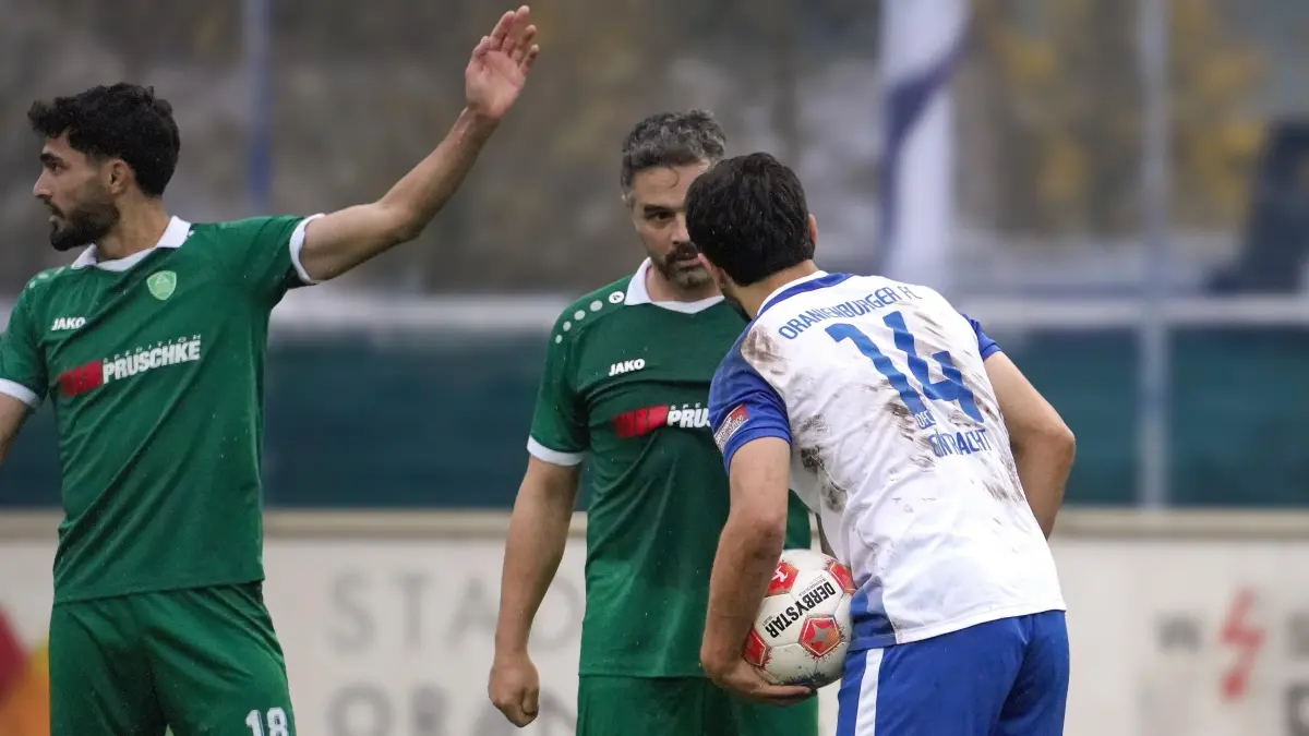 Fussball : Oranienburg ORAFOL - Arena, Fussball Brandenburgliga Punktspiel, Oranienburger FC - Grün-Weiss Ahrensfelde, Omidoullah Sarwari, Manuel Schmiedebach bei Abdul-Hamid Saadaev v.l.
FOTO BENK 01.11.2025