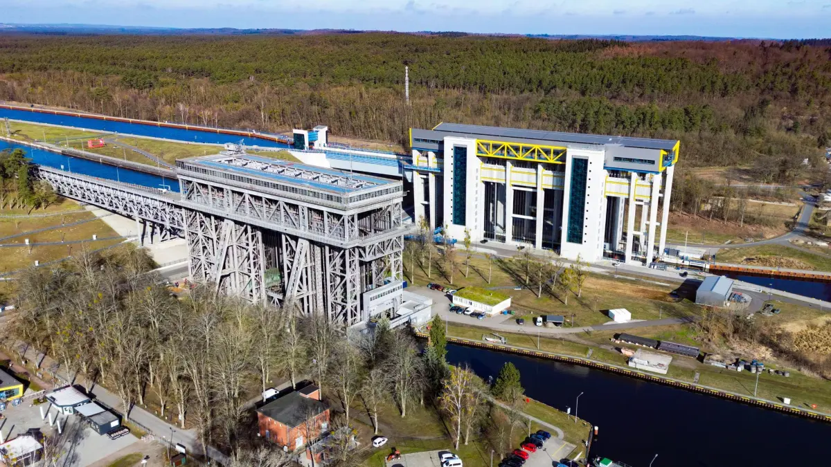 Saisoneröffnung im Schiffshebewerke Niederfinow: ARCHIV - 03.03.2025, Brandenburg, Niederfinow: Das alte (l) und das neue Schiffshebewerk von Niederfinow (Luftaufnahme mit einer Drohne). Am selben Tag startete die diesjährige Besuchersaison an den Schiffshebewerken. Die beiden Schiffshebewerke in Niederfinow, das historische aus dem Jahr 1934 und das neue aus dem Jahr 2022, sind eine beeindruckende Konstruktion. Tonnenschwere Schiffe überbrücken hier einen gewaltigen Höhenunterschied. (zu dpa: «100-Meter-Spezialschiff gleitet durch neues Hebewerk») Foto: Patrick Pleul/dpa +++ dpa-Bildfunk +++
