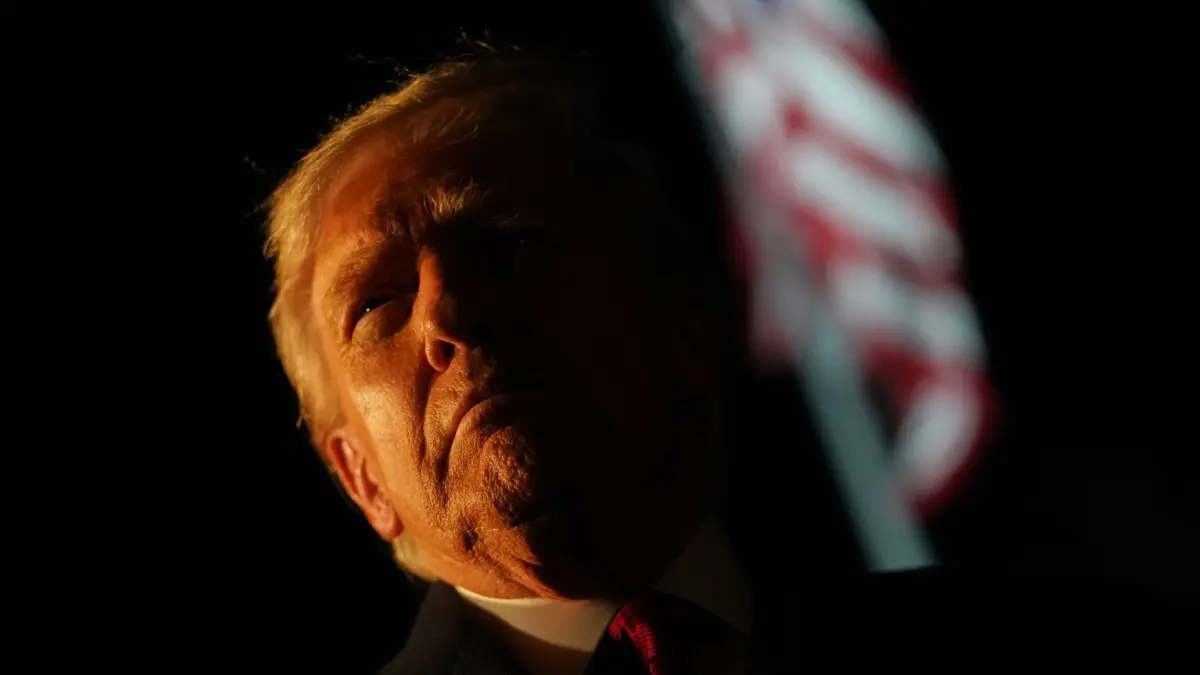 US-Präsident Trump: ARCHIV - 25.10.2025, USA, Washington: US-Präsident Donald Trump spricht mit Reportern, als das Weiße Haus in Washington verlässt, um nach Asien zu reisen. (zu dpa: «Drogen, Machtwechsel, Krieg: Was will Trump in Venezuela?») Foto: Allison Robbert/FR172296 AP/dpa +++ dpa-Bildfunk +++