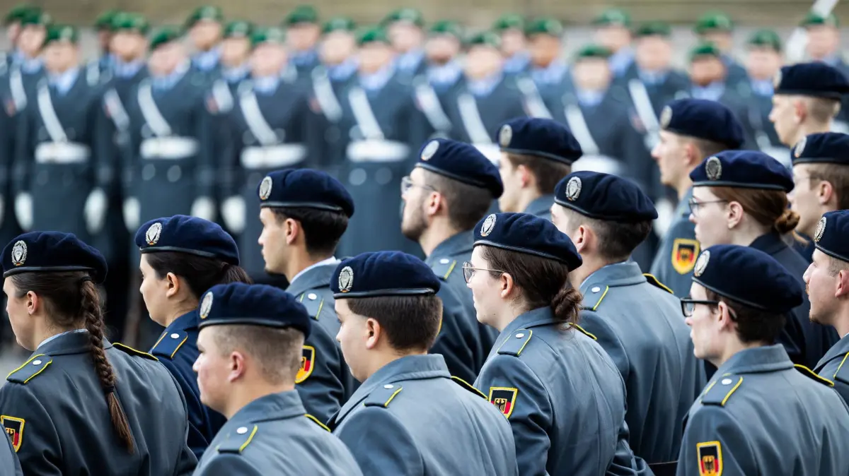 Rekruten der Bundeswehr: ARCHIV - 12.11.2024, Niedersachsen, Hannover: Rekruten stehen beim feierlichen Gelöbnis zum 69. Gründungstag der Bundeswehr. (zu dpa: «Vize-Regierungschefin: «Wehrpflicht ist kein Glücksspiel»») Foto: Michael Matthey/dpa +++ dpa-Bildfunk +++
