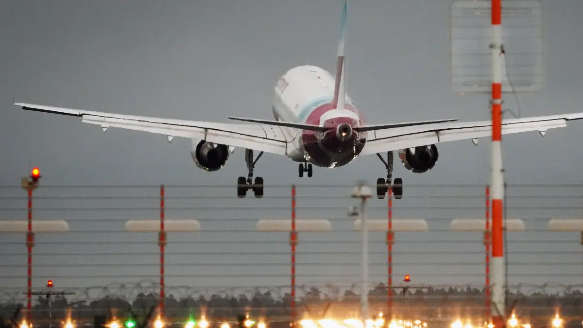 Ein Flugzeug vom Typ A320-214 der Fluggesellschaft Eurowings ist von Düsseldorf kommend auf dem Flughafen Berlin Brandenburg gelandet. (zu dpa: "Wegen Warnstreik am Donnerstag keine Starts am Flughafen BER") +++ dpa-Bildfunk +++