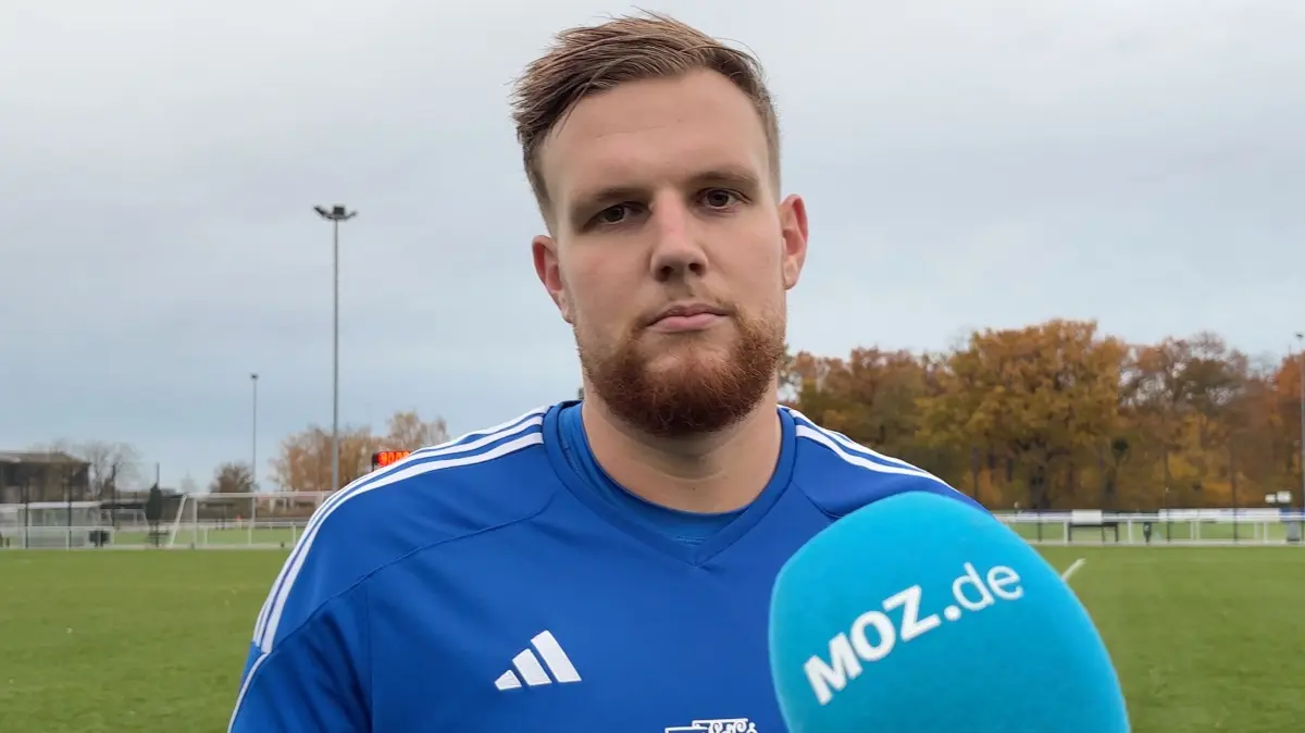 Torwart Maurice Bäuerle vom FC Schwedt hat beim Stand von 1:0 für den FCS einen Zehdenicker Elfmeter pariert.