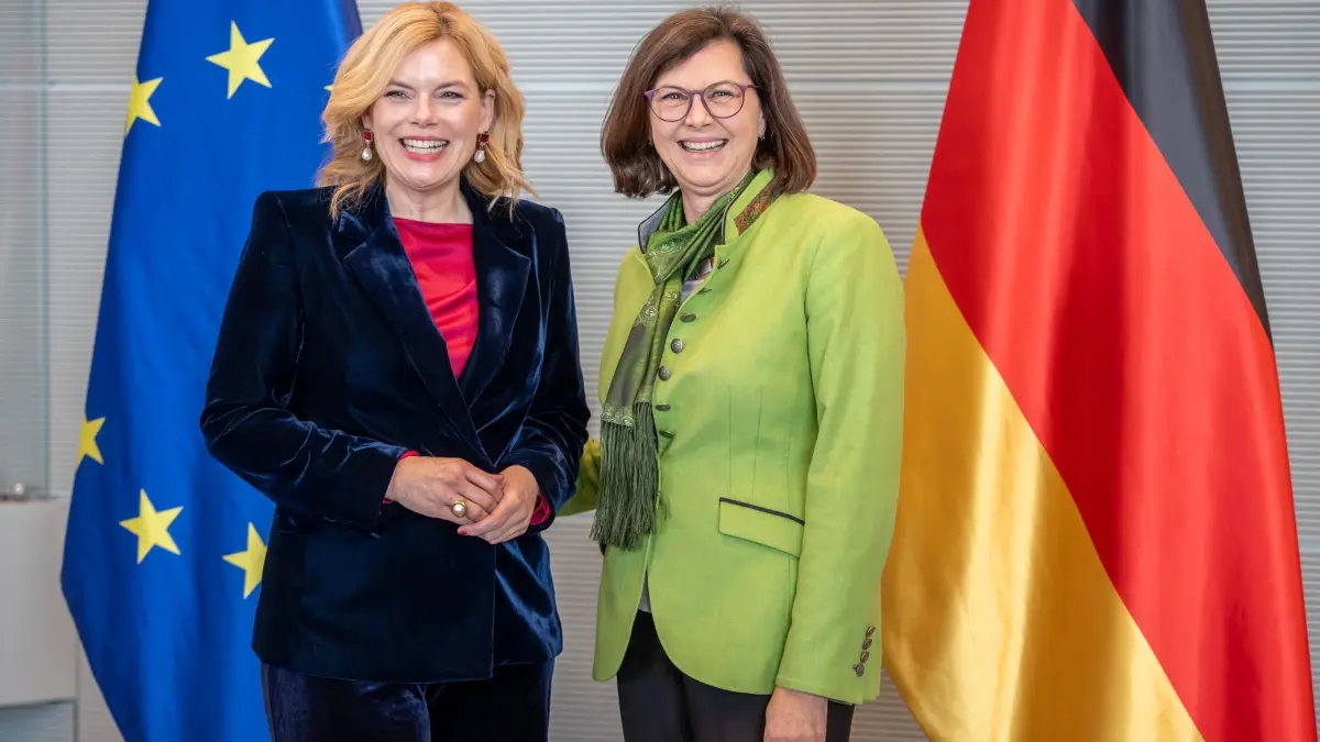 Bundestagspräsidentin Klöckner und Landtagspräsidentin Aigner: 04.11.2025, Berlin: Julia Klöckner (CDU, l), Bundestagspräsidentin, steht neben Ilse Aigner (CSU), Präsidentin des bayerischen Landtags. Klöckner und Aigner waren im Bundestag zu bilateralen Gesprächen zusammengetroffen. Foto: Michael Kappeler/dpa +++ dpa-Bildfunk +++