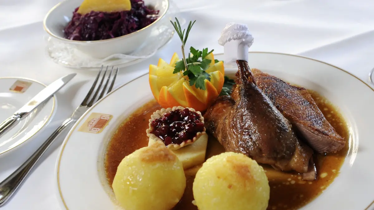 Eine viertel Gans mit Knödeln und Blaukraut