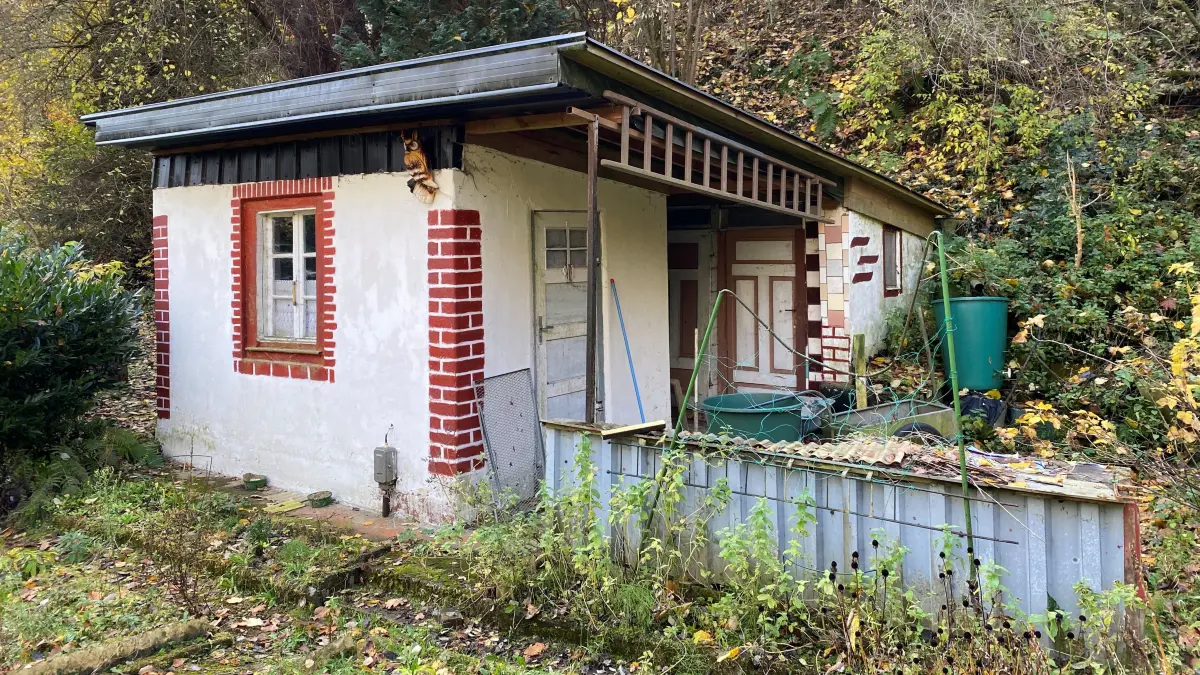 Könnte als Wirtschaftsgebäude gelten: Diese zu DDR-Zeiten errichtete Laube, deren Dach mehr als 30 Quadratmeter misst. Allerdings sind dabei auch Leerflächen wie ein Teil der Terrasse überdacht