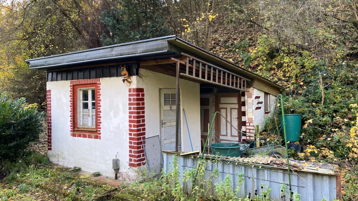 Könnte als Wirtschaftsgebäude gelten: Diese zu DDR-Zeiten errichtete Laube, deren Dach mehr als 30 Quadratmeter misst. Allerdings sind dabei auch Leerflächen wie ein Teil der Terrasse überdacht