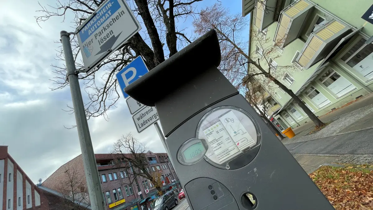 Parken in Oranienburg, öffentliche Parkplätze mit Parkuhren, Parkscheinautomat, Parkscheinautomaten, hier an der Bernauer Straße, bisher keine EC-Kartenzahlung oder Handyparken per App möglich