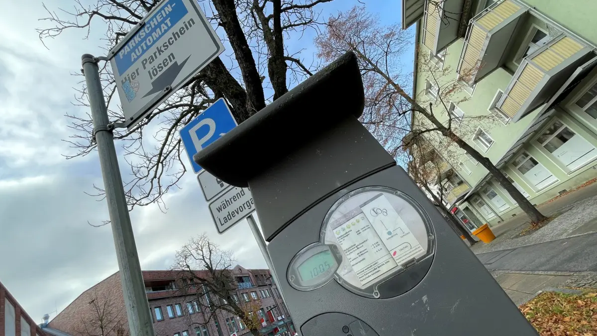 Parken in Oranienburg, öffentliche Parkplätze mit Parkuhren, Parkscheinautomat, Parkscheinautomaten, hier an der Bernauer Straße, bisher keine EC-Kartenzahlung oder Handyparken per App möglich