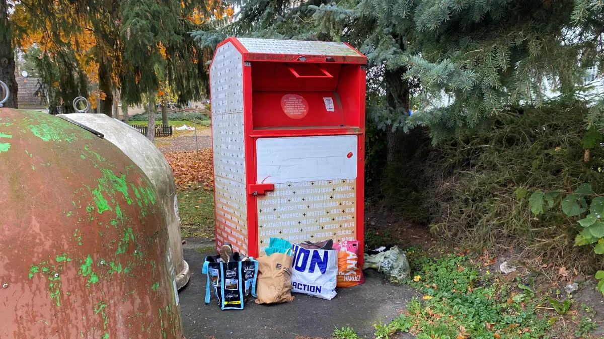 Ärgernis in Genschmar: Hier wurde der Altkleider-Container schon länger nicht mehr geleert.