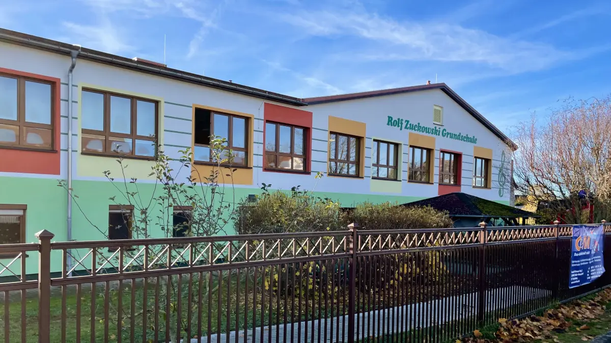 Die Rolf Zuckowski Grundschule in Lindenberg nach den Sanierungs- und Renovierungsarbeiten. Was weiß der Musiker, was die Architektin über Fenster auf der Notenlinie?