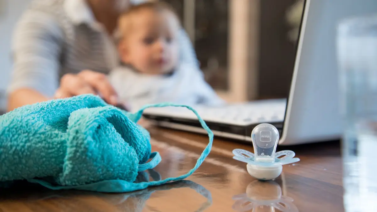 Homeoffice mit Kleinkind: ILLUSTRATION - Auf der Webseite der Bundesagentur für Arbeit gibt es eine praktische Übersicht, wann das Kindergeld ausgezahlt wird. (zu dpa: «Wann wird das Kindergeld überwiesen?») Foto: Christin Klose/dpa-tmn - Honorarfrei nur für Bezieher des dpa-Themendienstes +++ dpa-Themendienst +++
