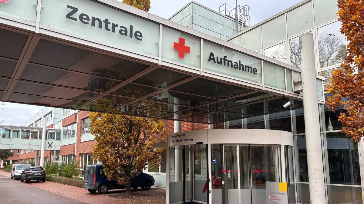 Viel Zeit müssen Patienten mitbringen, wenn sie in der zentralen Aufnahmestelle an der Uniklinik Neuruppin auf eine ärztliche Behandlung warten. Mit einem neuen Projekt am UKRB soll sich das aber ändern. Zusätzlich wurden die Öffnungszeiten der Bereitschaftsärzte erweitert und ein kinderärztlicher Bereitschaftsdienst installiert.