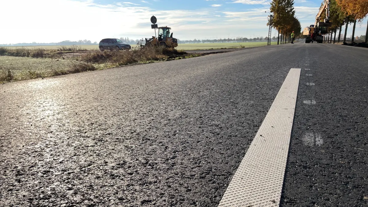 Fahrbahnmarkierung mit Muster: Die weißen Streifen auf der L334 zwischen Letschin und Gusow wurden wegen der Witterung als gemusterte Folie auf den Asphalt aufgebracht.