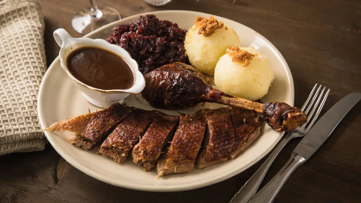 Martinsgans mit Rotkohl und Klößen: ILLUSTRATION - Knappe Ware: Eine frische Gans zur Weihnachtszeit könnte dieses Jahr ein teures Vergnügen werden. (zu dpa: «Lust auf Gänsebraten? Tipps für den Kauf») Foto: Christin Klose/dpa-tmn - Honorarfrei nur für Bezieher des dpa-Themendienstes +++ dpa-Themendienst +++