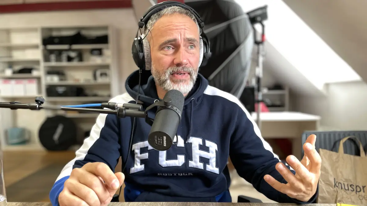 YouTube-Koch Alexander Flohr im Podcaststudio des Märkischen Medienhauses in Frankfurt (Oder) am 15.10.2025.