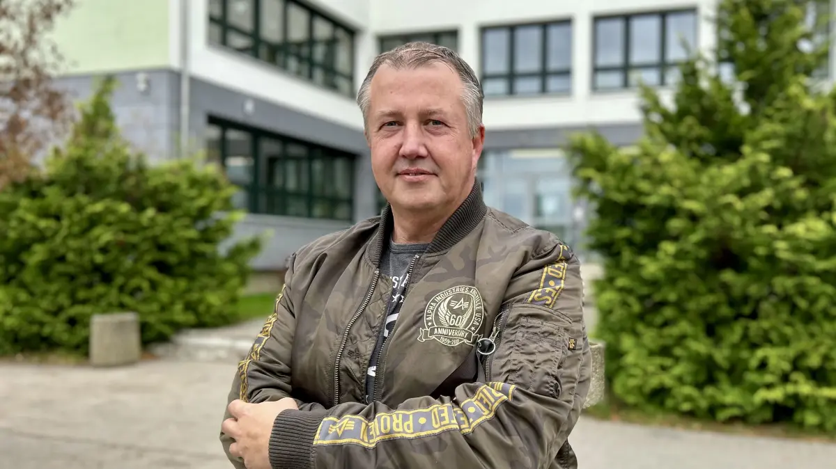 Standbild vor der Grundschule in Grüntal: Stefan Seemke begrüßt die Ideen zum Ausbau der Schule, die den Kindern das tägliche Busfahren erspart.