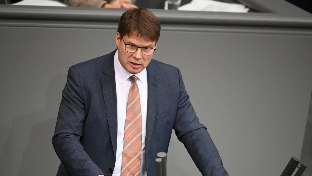 AfD-Politiker Steffen Kotré: ARCHIV - 17.10.2025, Berlin: Steffen Kotre (AfD) spricht in der Debatte im Bundestag. (zu dpa: «AfD-Politiker reisen nach Russland») Foto: Niklas Graeber/dpa +++ dpa-Bildfunk +++