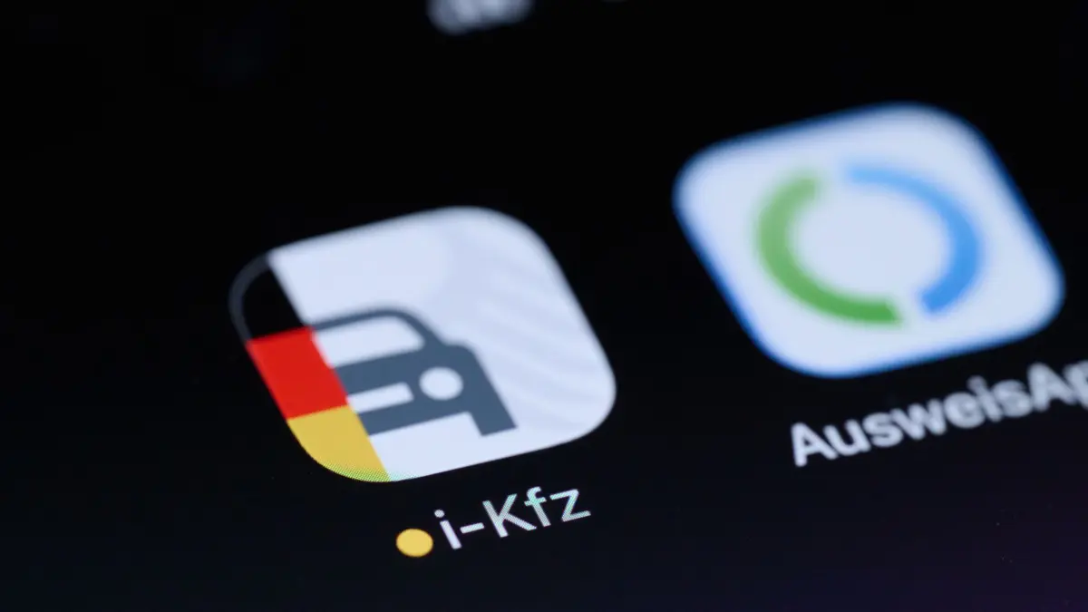 i-Kfz-App des Bundes: PRODUKTION - 05.11.2025, Berlin: Die Symbole für die AusweisApp (r) und die Testversion der neuen i-Kfz-App des Bundes leuchten auf dem Bildschirm eines Smartphones. (zu dpa: «Fahrzeugschein auf dem Handy: Bund startet neue App») Foto: Jens Dudziak/dpa +++ dpa-Bildfunk +++