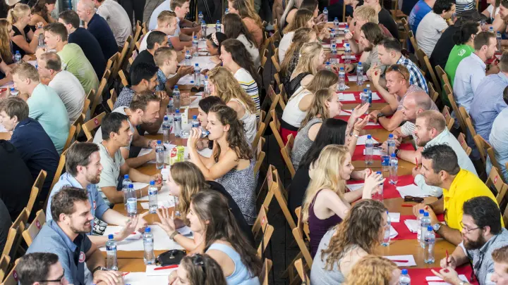 Warum Singles jetzt wieder offline suchen