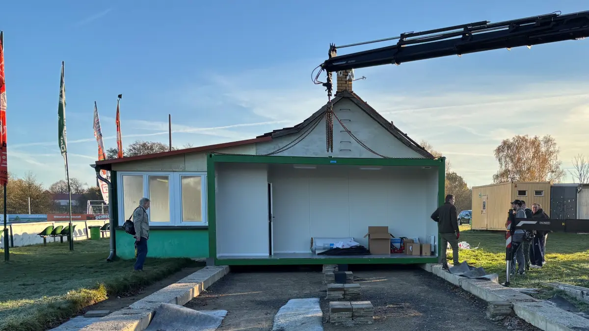 Sportplatz Dobberzin bei Angermünde: Jahrelang kämpfte der Verein SG Grün-Weiß für ein neues Vereinsgebäude, denn die Zustände in der alten Baracke waren unzumutbar. Jetzt gibt es endlich eine Lösung.