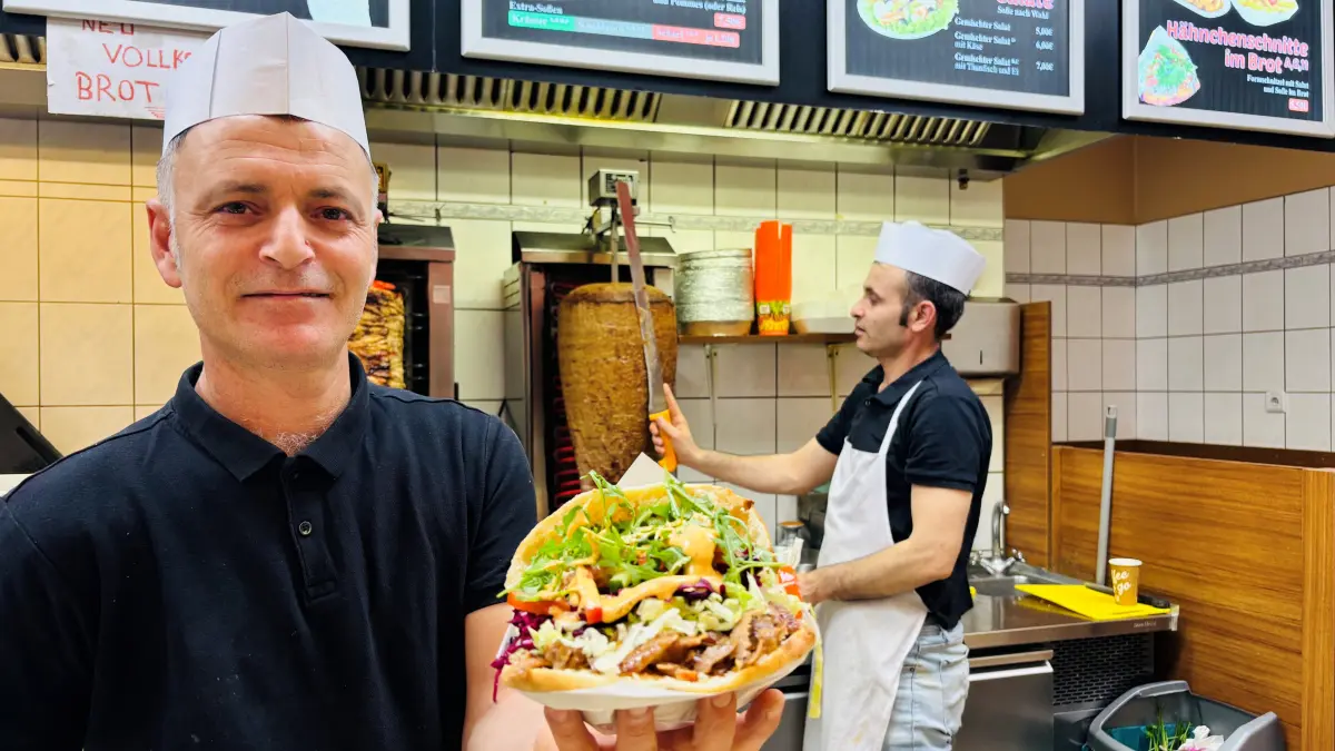 Fürst Kebap&Pizza in Kaufland Süd in Fürstenwalde: Chef Abdulla Gobanoglu (links) und sein Team