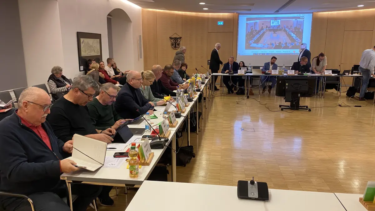 Die Stadtverordneten-Versammlung von Fürstenwalde am Donnerstagabend. Vorn links Reinhard Ksink von der FDP, der sich zuvor am Protest gegen die Kürzungspläne beteiligt hatte.