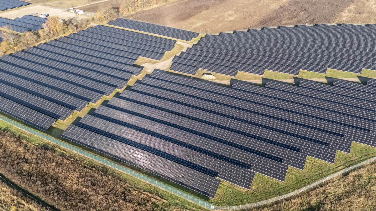 Direkt an der Autobahn ist ein großes Solarfeld entstanden.
