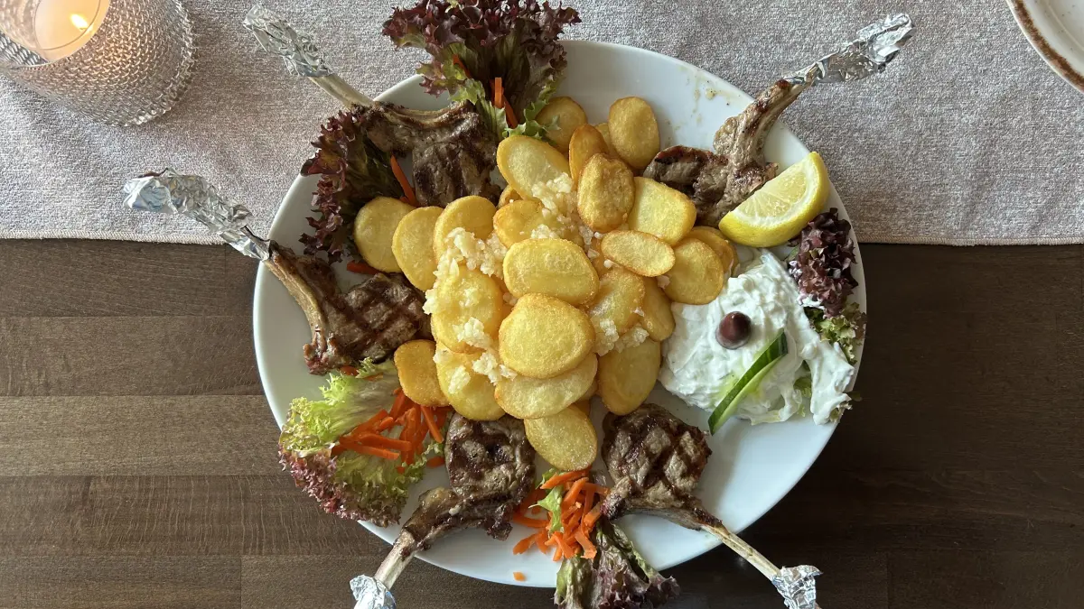 Die Lammkoteletts im Restaurant Olympia in Neuruppin werden mit Knoblauchkartoffeln gebracht.