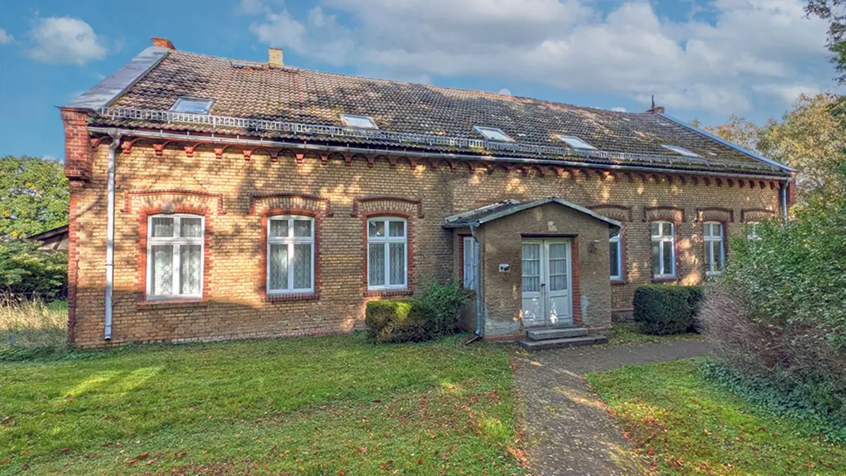 Das ehemalige Pfarrhaus in Lübbenow hat viel Potenzial für eine individuelle Nutzung. Das ehemalige Pfarrgehöft wird versteigert.