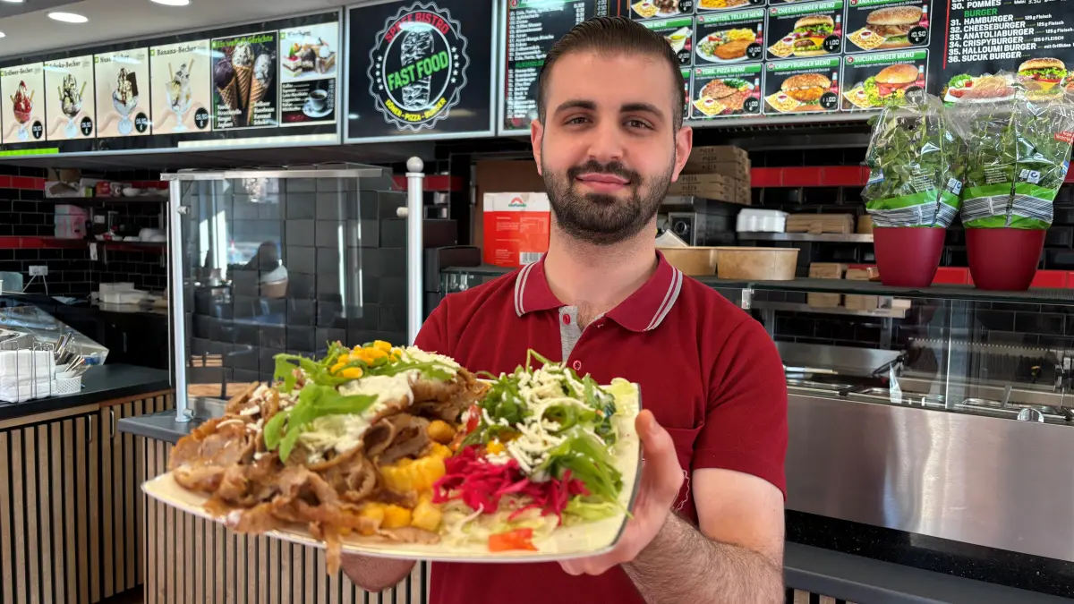 Appetit auf Döner-Teller mit Pommes und Salat? Kein Problem. Im Spree Bistro in der August-Bebel-Straße in Fürstenwalde bereitet Ibrahim Halil Boz türkisches Fast-Food zu.