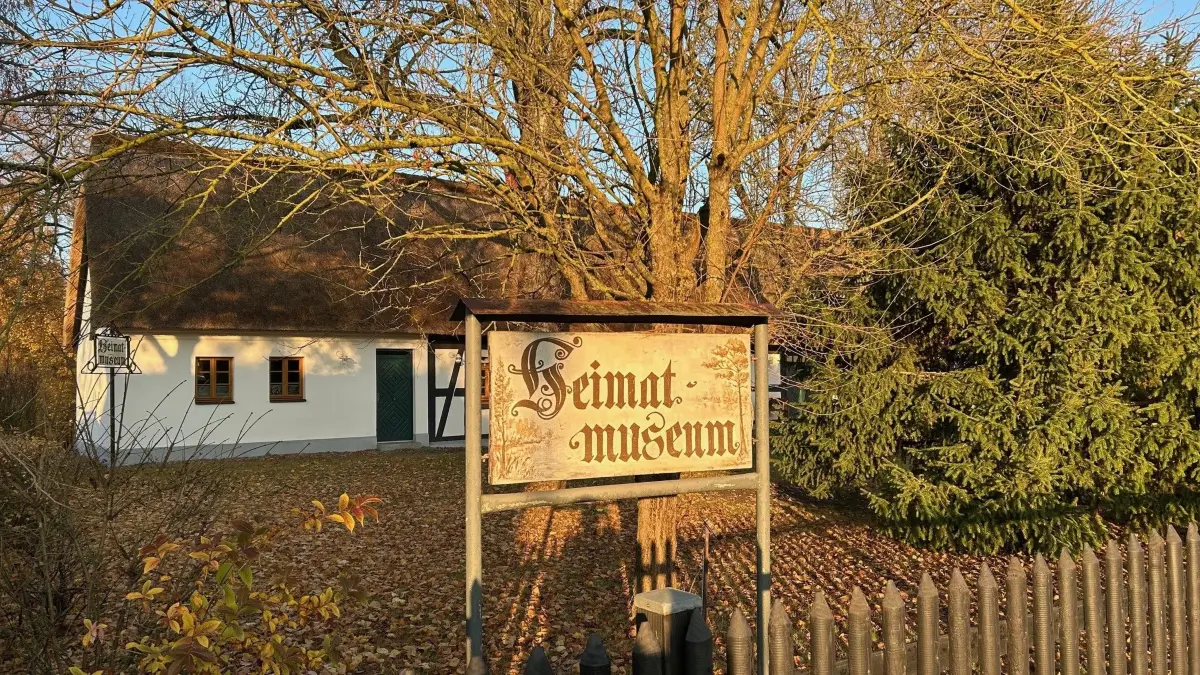 Heimatmuseum am Sonnenluch in Erkner: Am 28. November 2025, also am Freitag vor dem 1. Advent, findet von 14 bis 19 Uhr wie alle Jahre der Weihnachtliche Markt auf dem Gelände des Heimatmuseums (Heinrich-HeineStraße 17-18) statt.