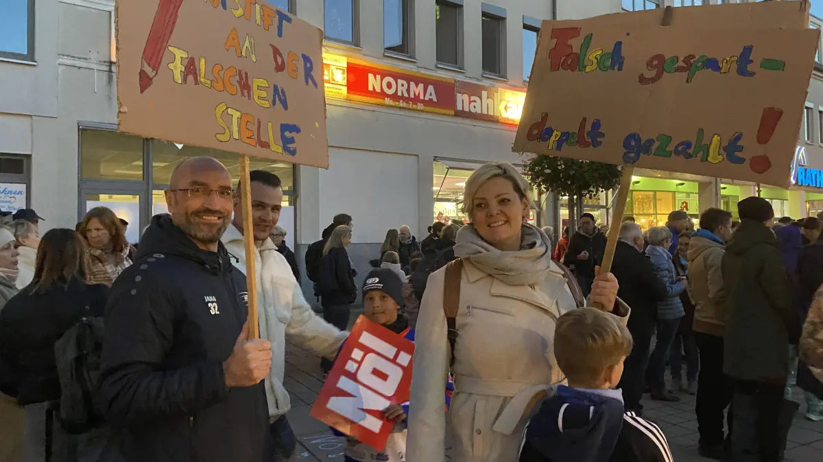 Protest auf dem Marktplatz von Fürstenwalde, hier Vertreter der Skater-Hockey Abteilung der BSG Pneumant. Von links Björn Klüdtke, Christopher Ksink, der neunjährige Theo Ksink und Katja Reisewitz.