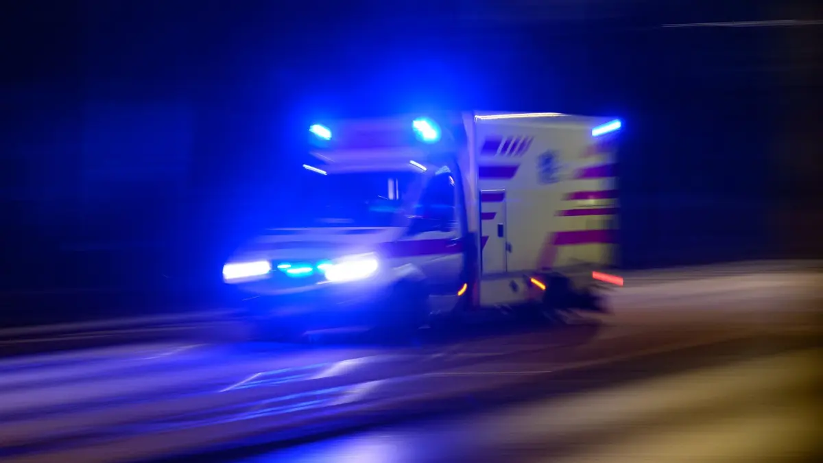 Rettungswagen im Einsatz: ARCHIV - 24.01.2025, Sachsen, Dresden: Ein Rettungswagen fährt am Abend mit Blaulicht zum Einsatz. (zu dpa: «Auto überschlägt sich auf A4 bei Hohenstein-Ernstthal») Foto: Robert Michael/dpa +++ dpa-Bildfunk +++