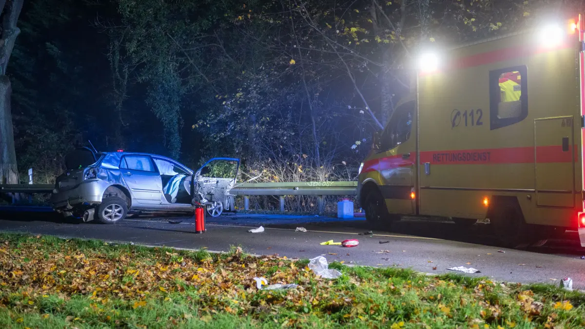 Unfall auf der L30: Auto prallt zwischen Erkner und Neu Zittau gegen ...