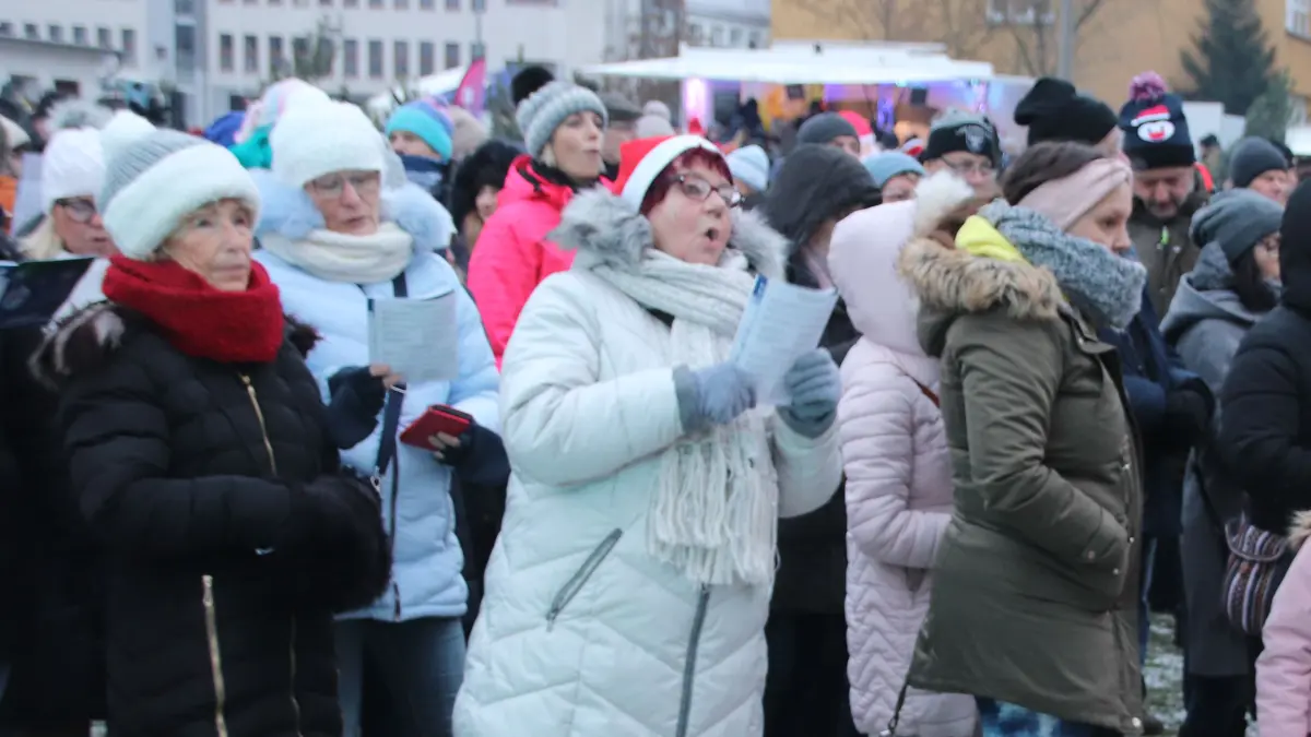 Jung und Alt singen gemeinsam: Beim vorerst letzten Weihnachtssingen in Eisenhüttenstadt vor drei Jahren hatten die Besucher mit knackigem Frost zu kämpfen. Dieses Mal dient ein großer Saal als Ausweichvariante.